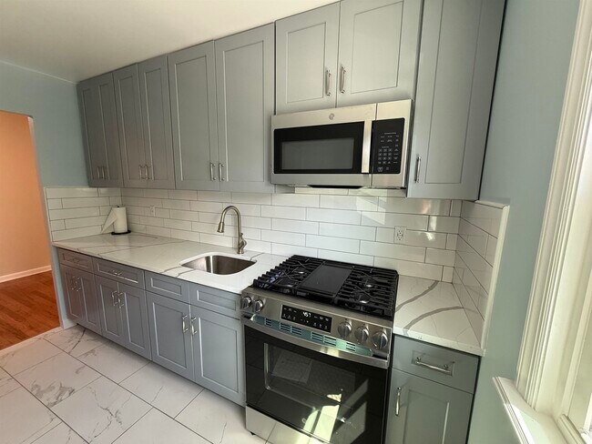 Building Photo - 42 Briarwood Rd