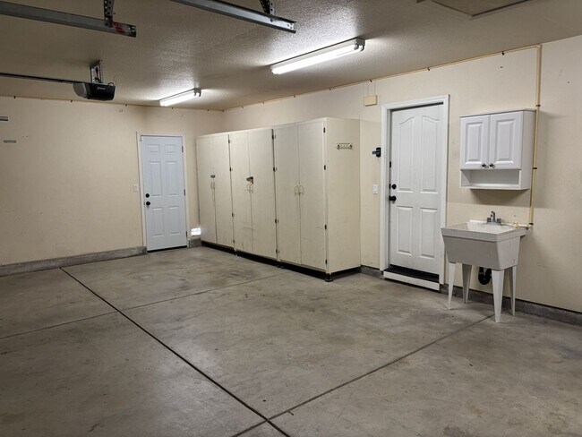 Building Photo - Lakeside Community Beauty