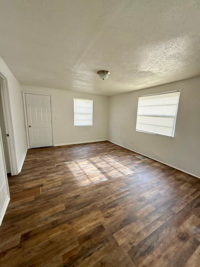 Building Photo - Large Single Family House for Rent.