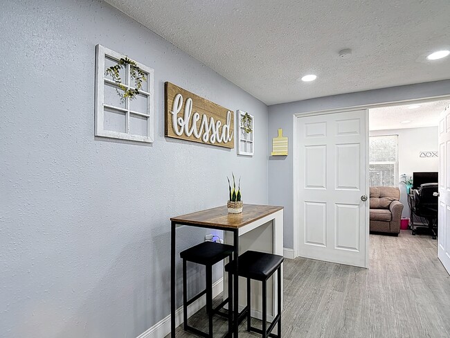 Building Photo - 5913 Appletree Rd