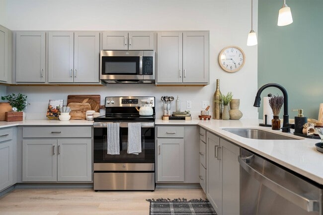 1BR, 1BA - 741SF - Kitchen