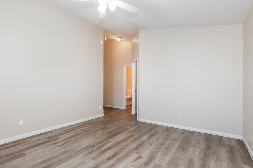 Building Photo - 5509 S 34th Ave