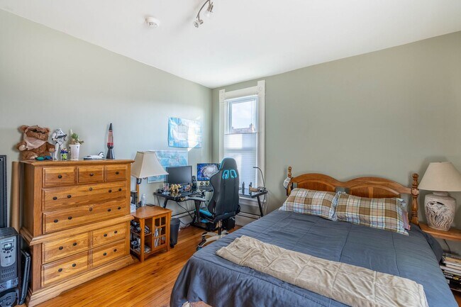 Building Photo - 1371 N High St