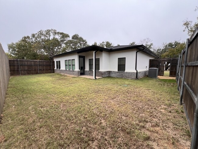 Building Photo - 506 E Bryson Ave