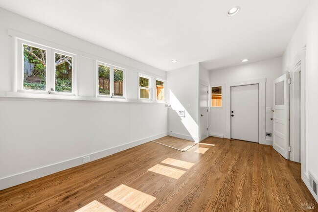 Building Photo - 31 Acacia Ave