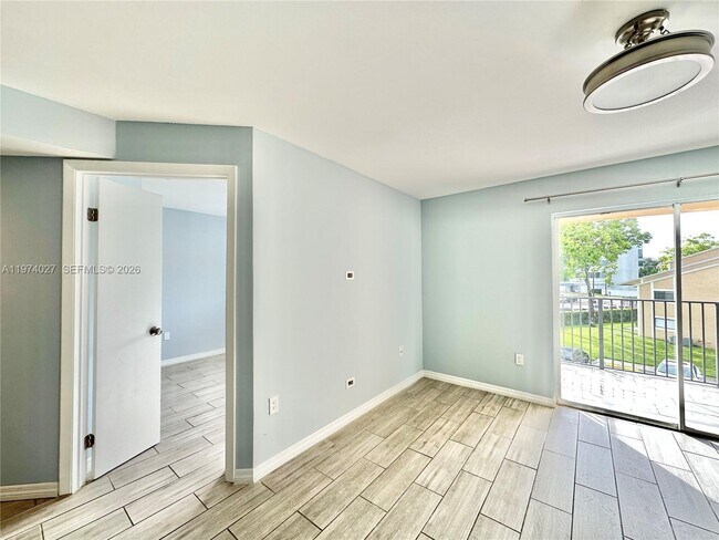 Building Photo - 251 Palm Cir W