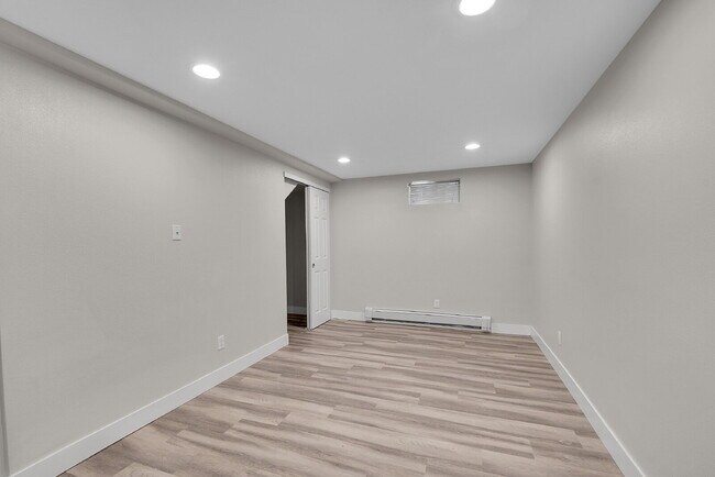 Building Photo - $3,195.00, 5 bed, 2 bath located in Denver