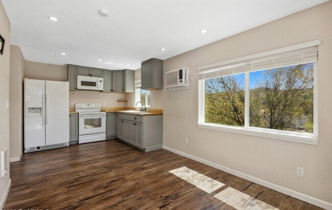 Building Photo - 704 Hermosa Dr