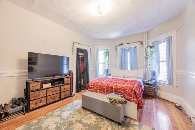 Building Photo - NICE ALLSTON 4.5 BED/2 BATH ON BRAINERD RD W/ HT&HW INCLUDED