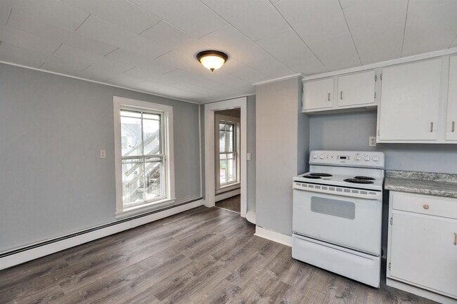 Building Photo - 27 School St