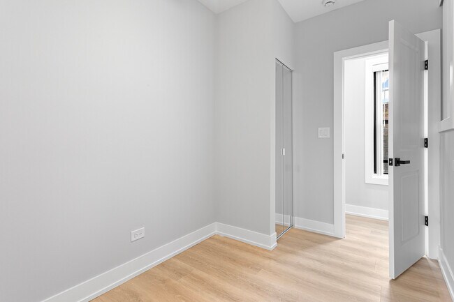 Building Photo - 1651 W Jonquil Terrace