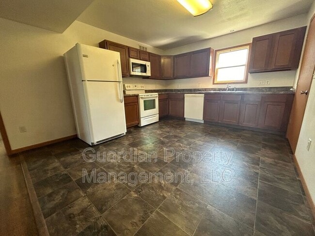 Building Photo - 330 E 4th St