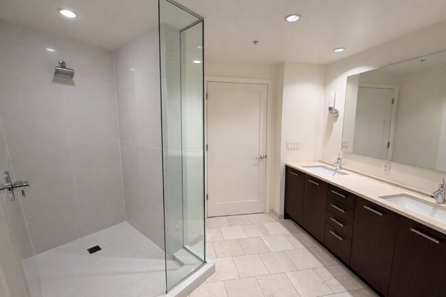 Building Photo - 1Bd/1.5Ba Bellevue Condo