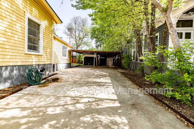 Building Photo - 323 Barrera St