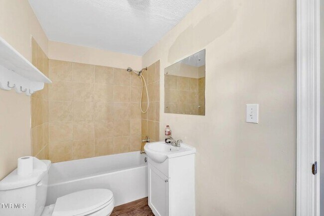 Building Photo - 3361 Bloomingdale Rd