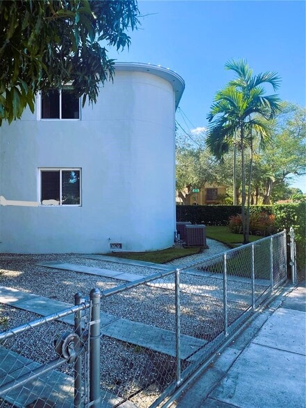 gate-parking view - 685 SW 19th Rd