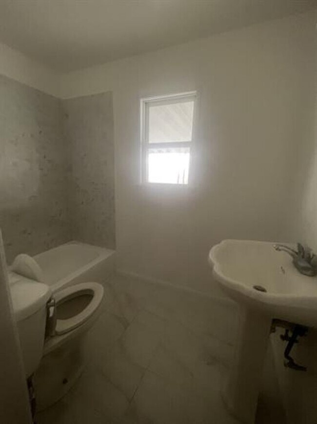 Building Photo - 1100 W 39th Pl