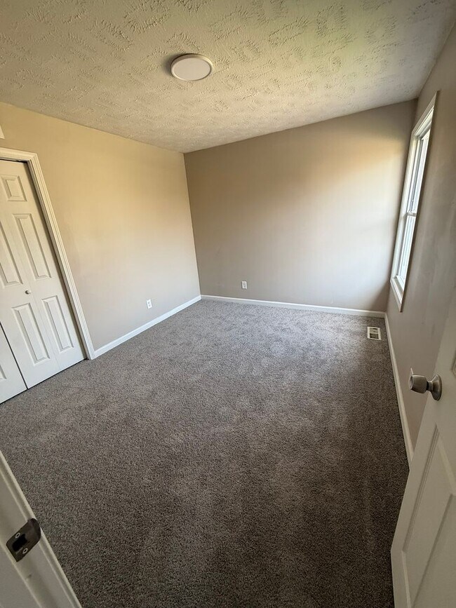 Building Photo - Charming 3-Bedroom Property in Prime Location
