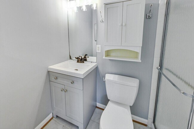 Building Photo - Beautifully maintained end unit Townhouse located in Stonebridge subdivision!