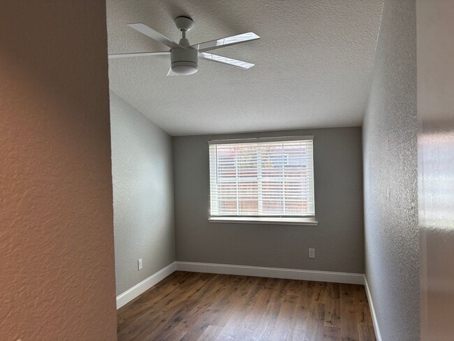 Building Photo - Brentwood Townhouse in Gated Community!