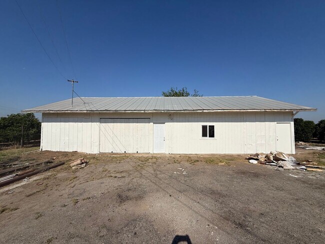 Building Photo - Updated Country Home with Shop!!