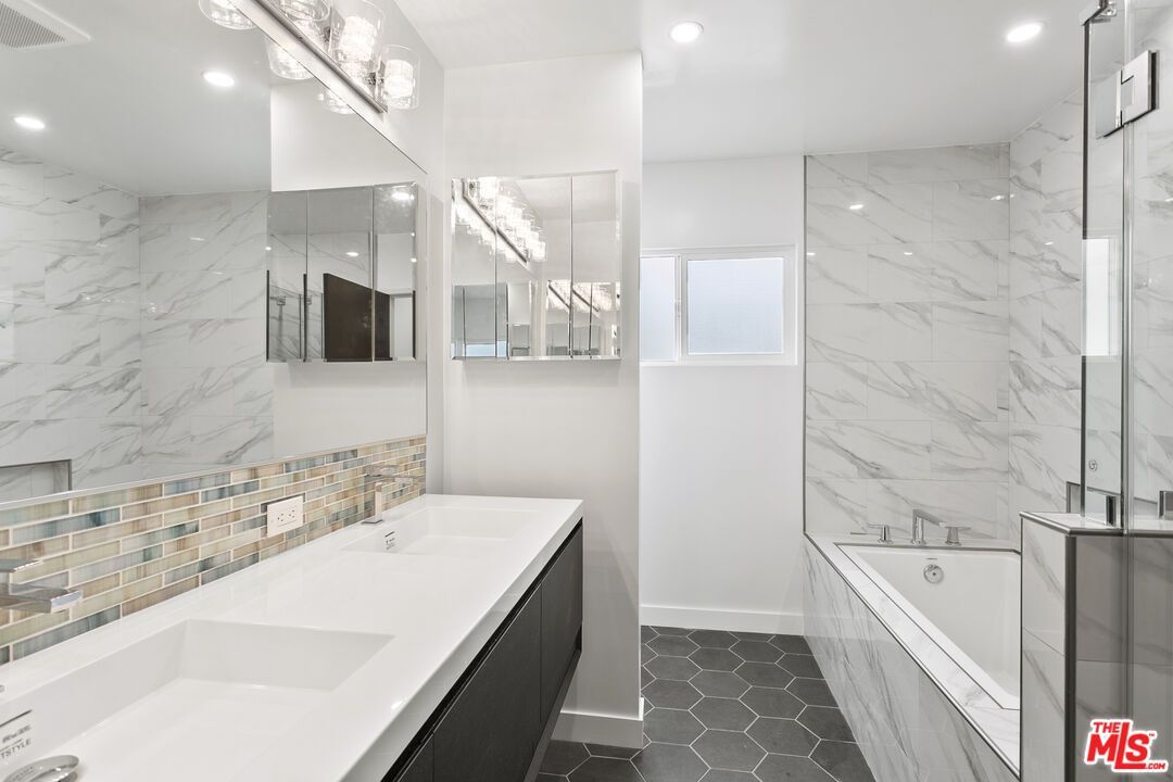 Building Photo - 4444 Don Felipe Dr