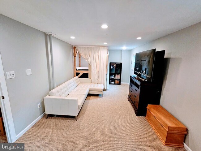 Building Photo - 18 Hopton Ct