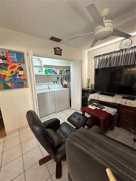 Building Photo - 2420 Park Ln