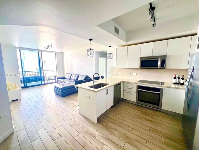 Building Photo - 999 SW 1st Ave