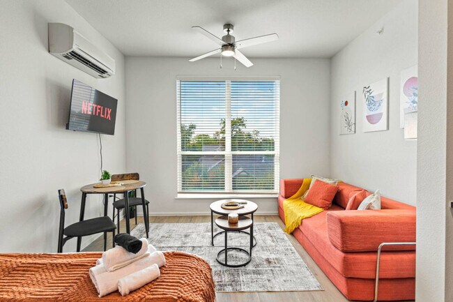 Building Photo - 601 W 9th St