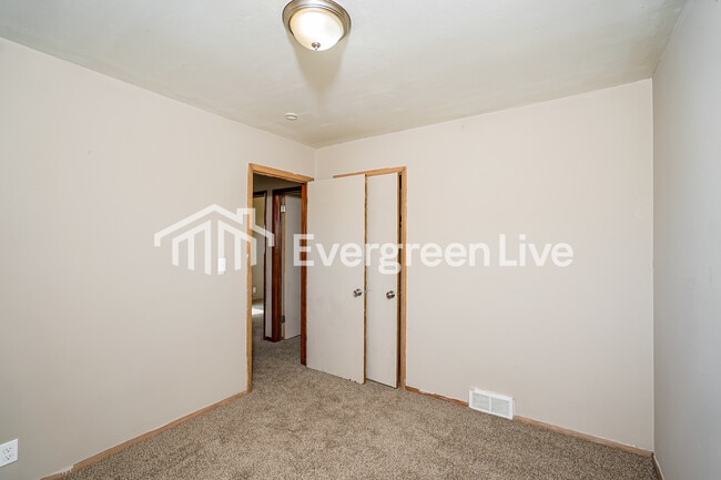 Building Photo - 8715 W Lawrence Ave