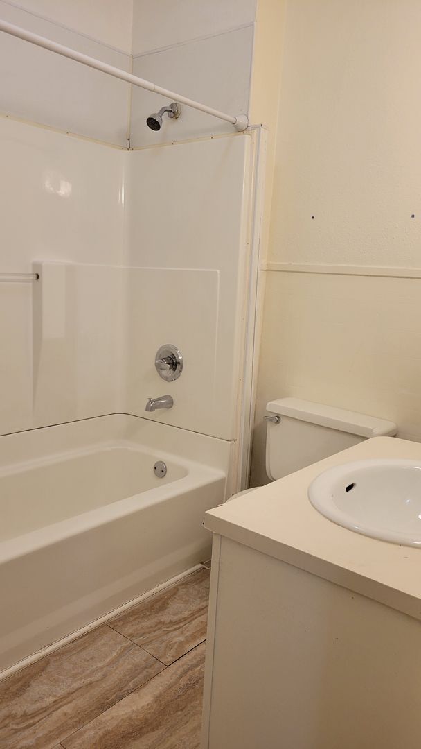 Building Photo - PRE-LEASING!! AVAILABLE JUNE 10TH! 3 Bedroom/1 Bathroom House
