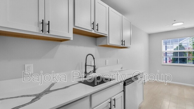 Building Photo - 4434 Trumbull St