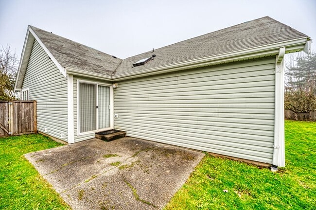 Building Photo - Rambler 3 Bedroom 2 Bath Fenced Yard - Orting