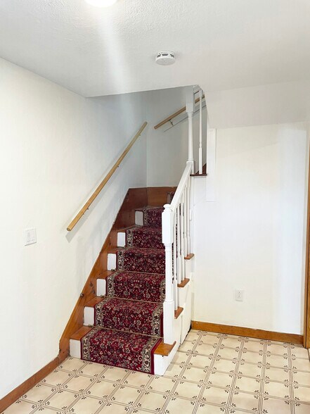 Foyer - 27 Webster Pl