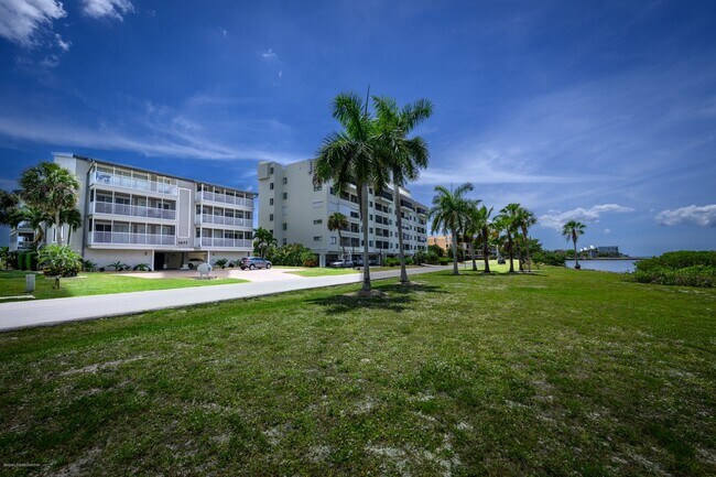 Building Photo - 1477 Park Beach Cir