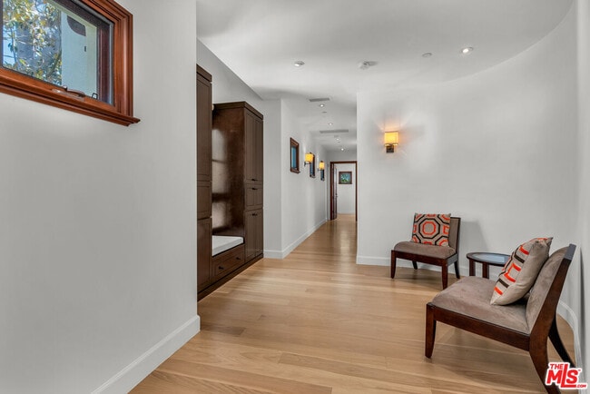 Building Photo - 2134 La Mesa Dr