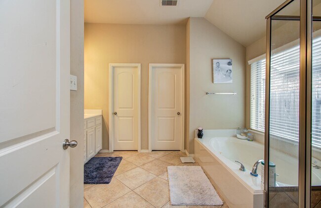 Building Photo - 13312 Highland Lake Ln