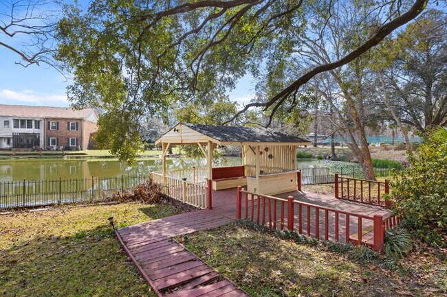 Building Photo - 100 Lakeview Dr