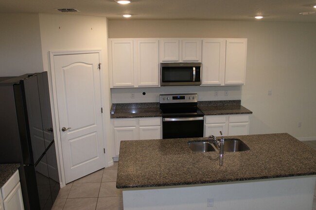 Building Photo - BEAUTIFUL 5 BEDROOM, 3 BATH SINGLE FAMILY ...