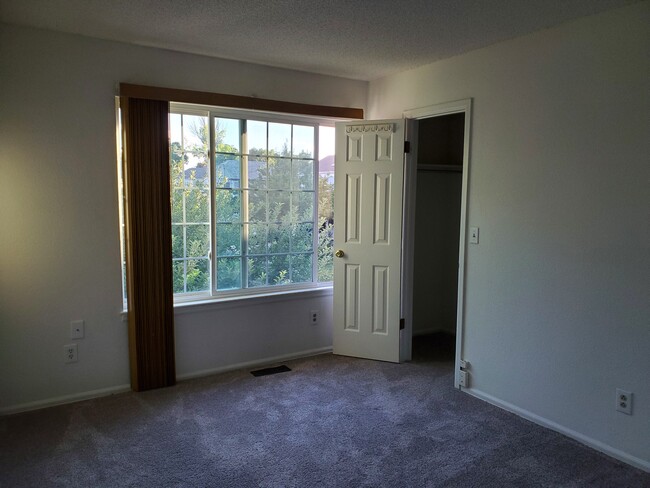 guest bedroom upstairs - 254 Greenway Cir W