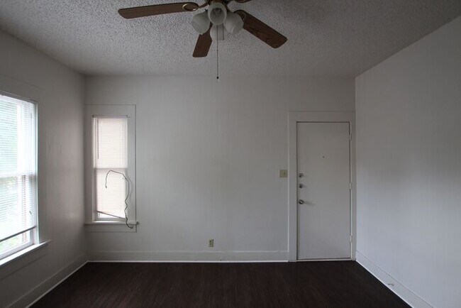 Building Photo - Schedule A Tour Today! 1 Bedroom 1 Bath Apartment in the Heart of Tyler!