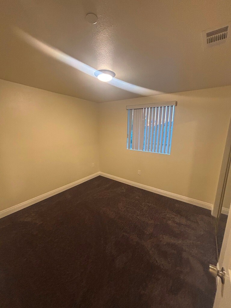 Building Photo - 422 E 101st St