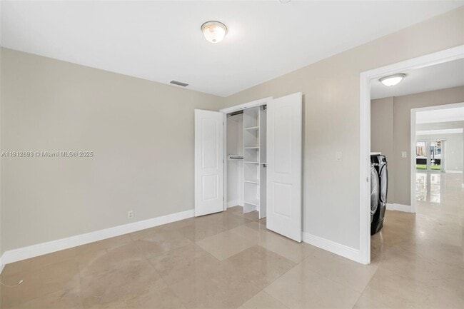 Building Photo - 633 Solar Isle Dr