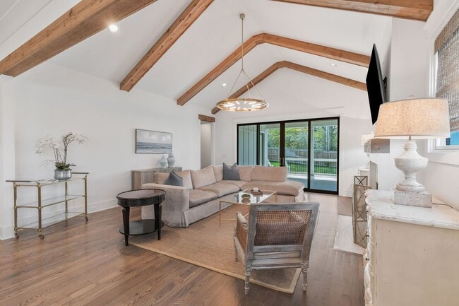 Building Photo - 5 Bedroom Home with Luxury Finishes in West End