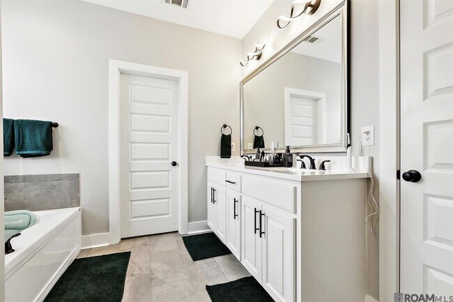 Building Photo - Exquisite 5-Bedroom Home in Denham Springs with Premium Features