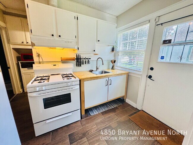 Building Photo - 4850 N Bryant Ave