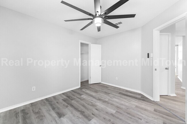 Building Photo - 2205 Bolivar Dr