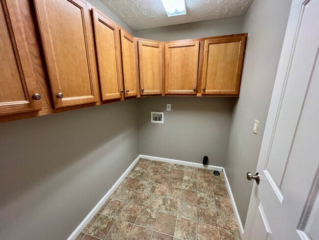 Building Photo - 4926 Pillar Dr