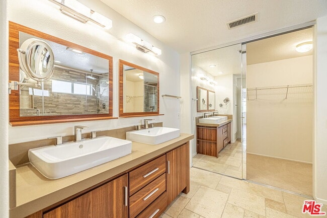 Building Photo - 25755 Hood Way